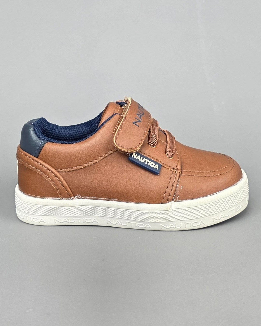 TENNIS NAUTICA CAFÉ OSCURO PARA NIÑO