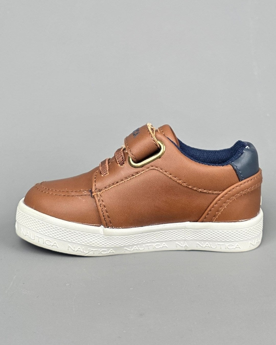 TENNIS NAUTICA CAFÉ OSCURO PARA NIÑO