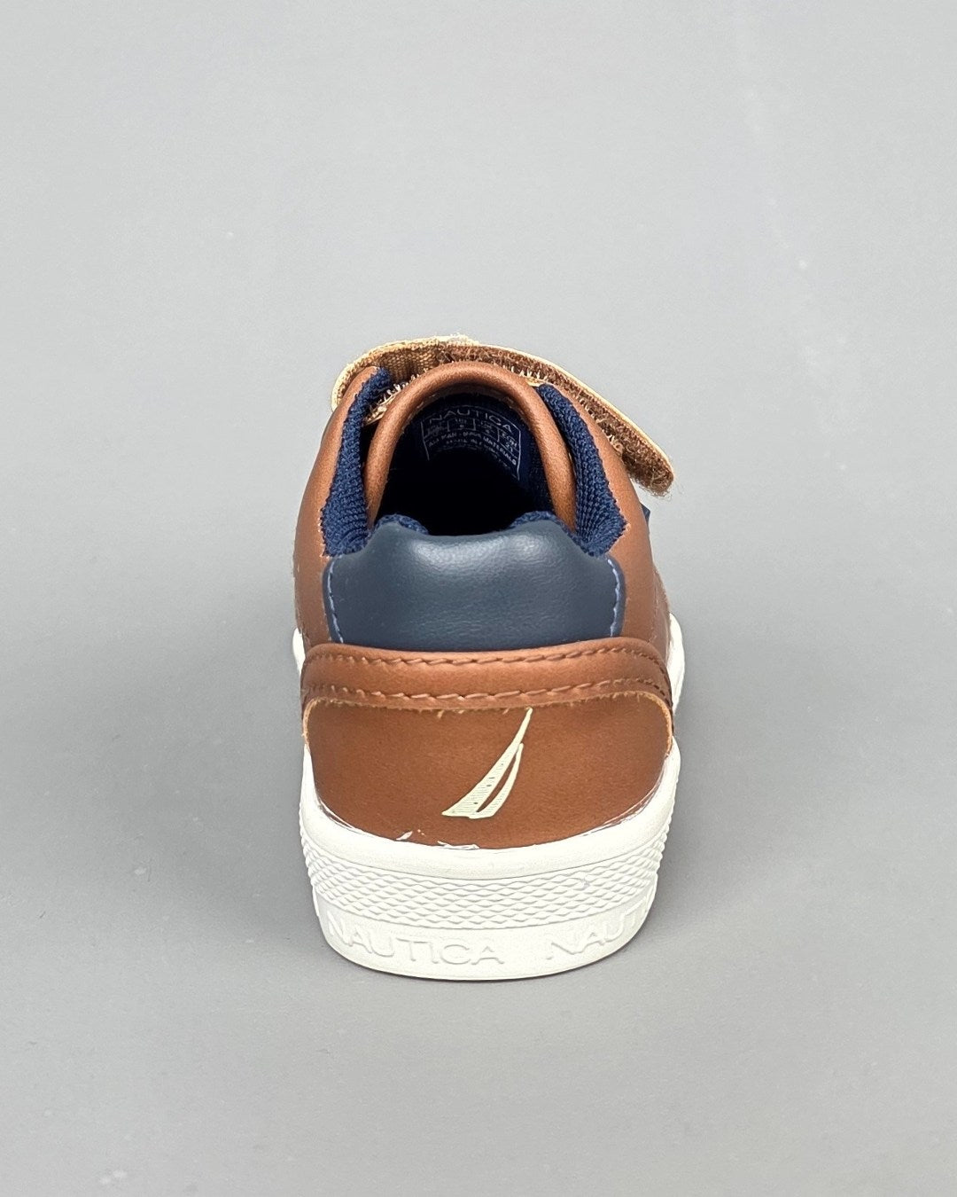 TENNIS NAUTICA CAFÉ OSCURO PARA NIÑO