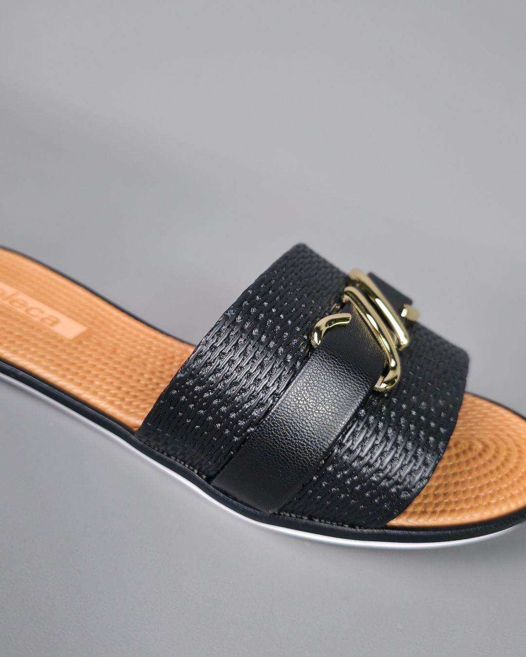 SANDALIA MOLECA FLAT NEGRA CON DORADO PARA DAMA