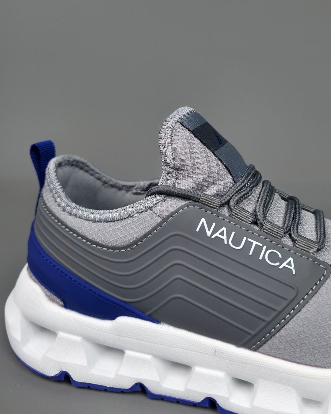 TENNIS NAUTICA DE HOMBRE GRIS