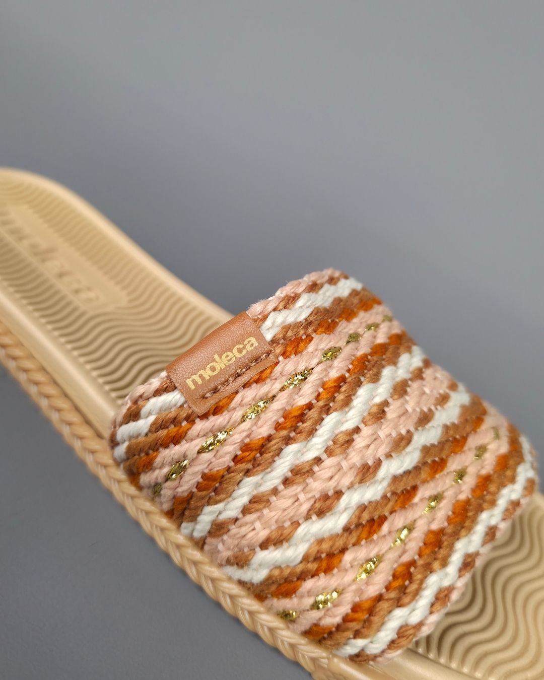 SANDALIA MOLECA FLAT CAMEL-NARANJA-BLANCO-DORADO PARA DAMA