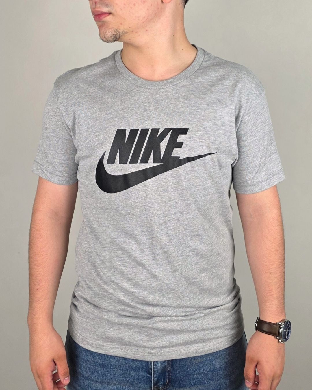 CAMISETA NIKE GRIS ESTAMPADA PARA CABALLERO