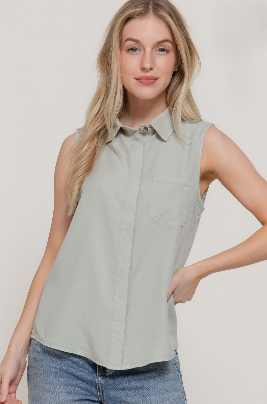 BLUSA ACTIVE SIN MANGAS  CON BOTONES