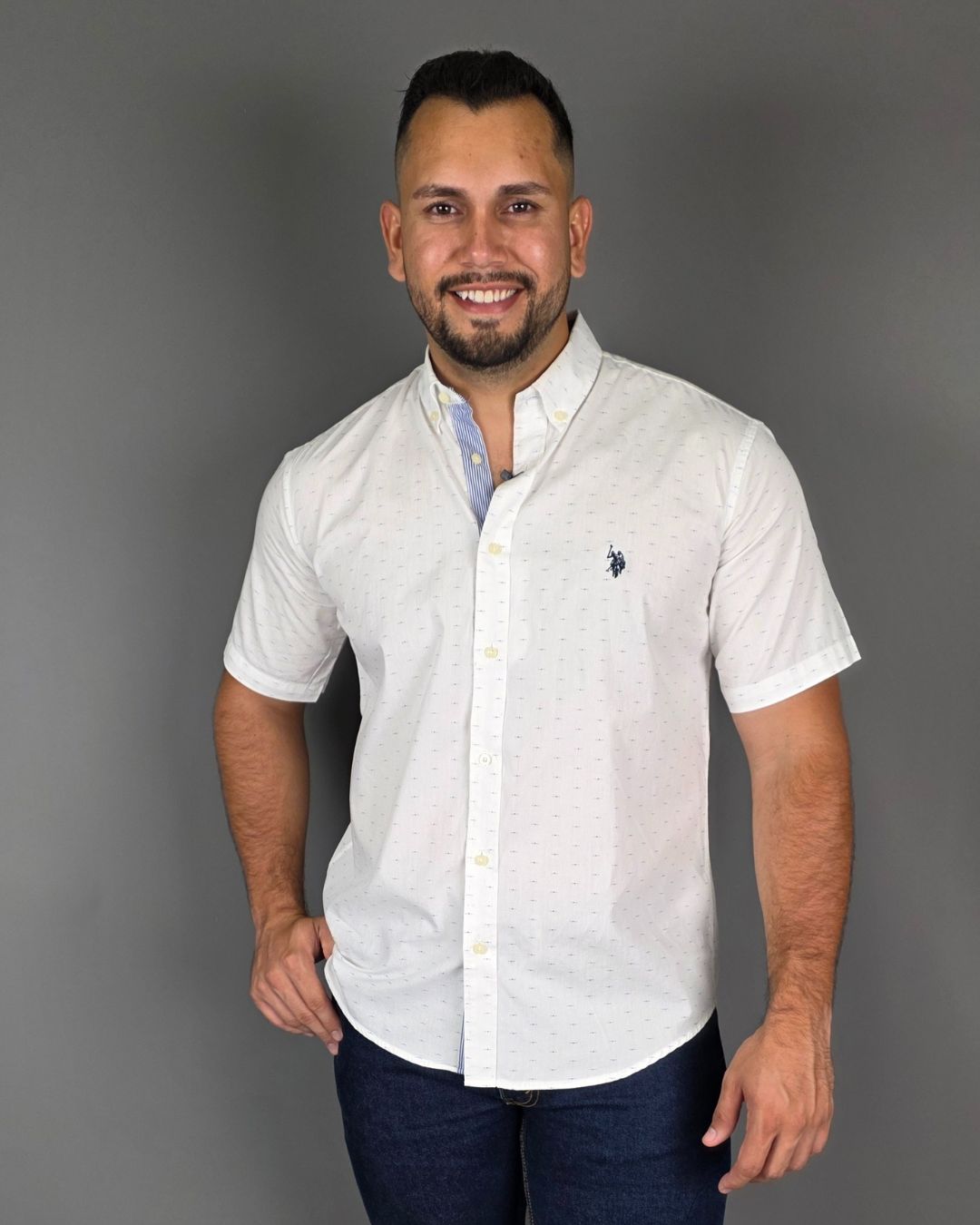 CAMISA U.S. POLO ASSN DE CABALLERO BLANCA ESTAMPADA