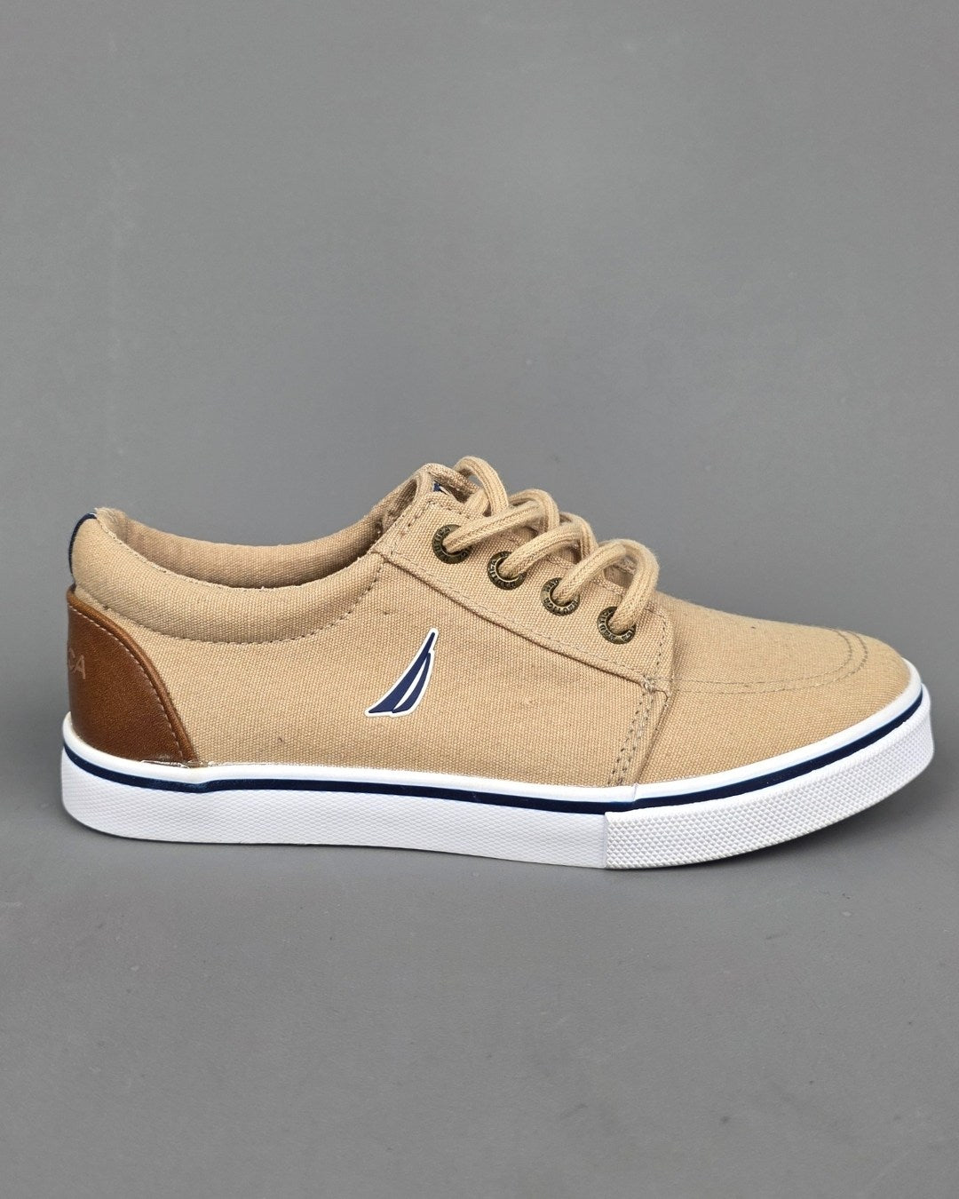 TENNIS NAUTICA BEIGE PARA NIÑO