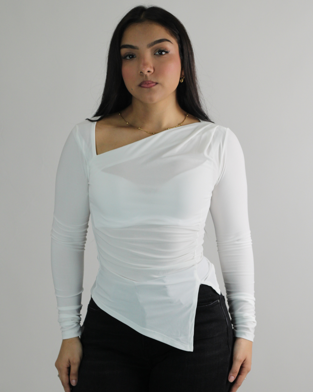 BLUSA TIMING CON ESCOTE ASIMÉTRICO