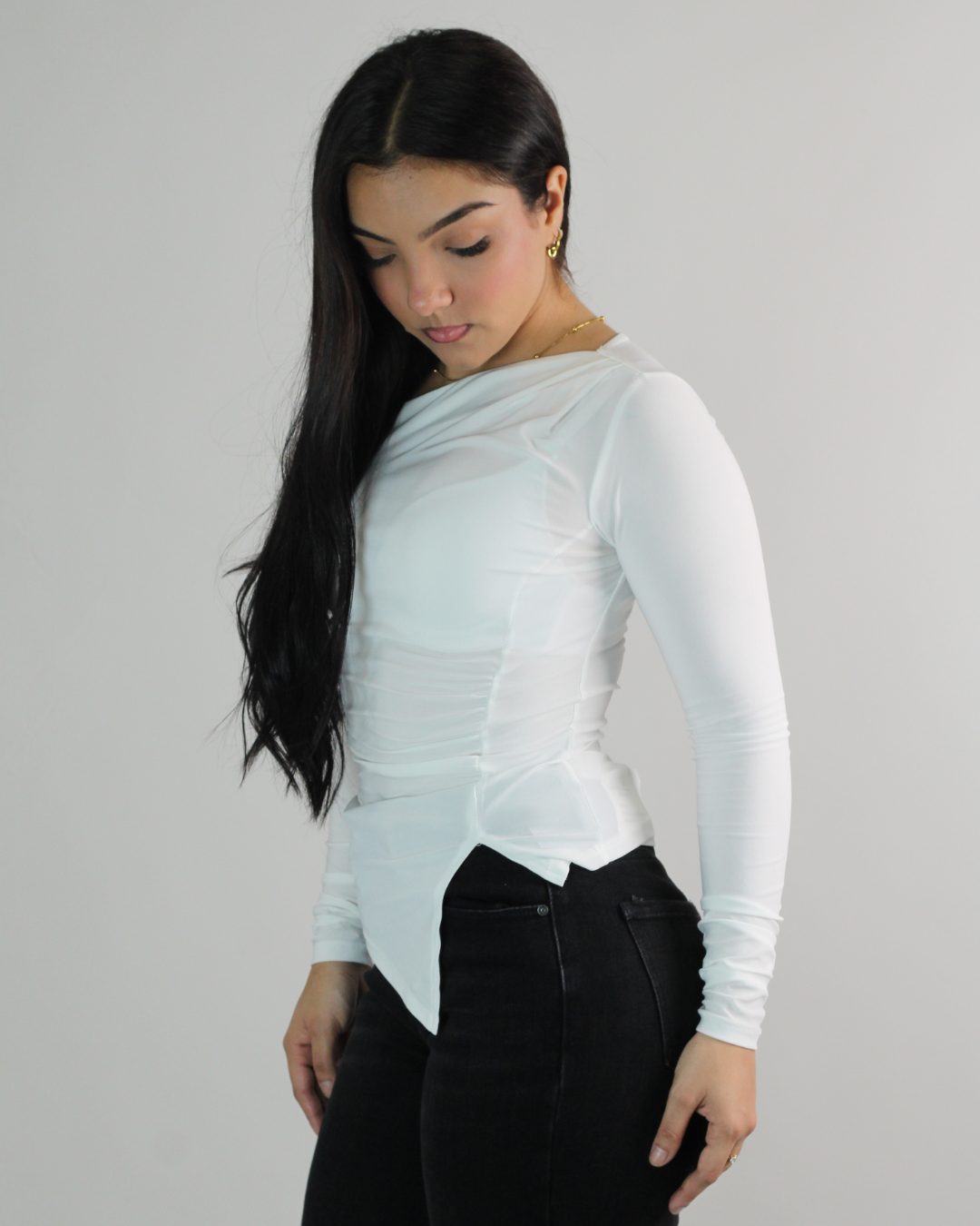 BLUSA TIMING CON ESCOTE ASIMÉTRICO